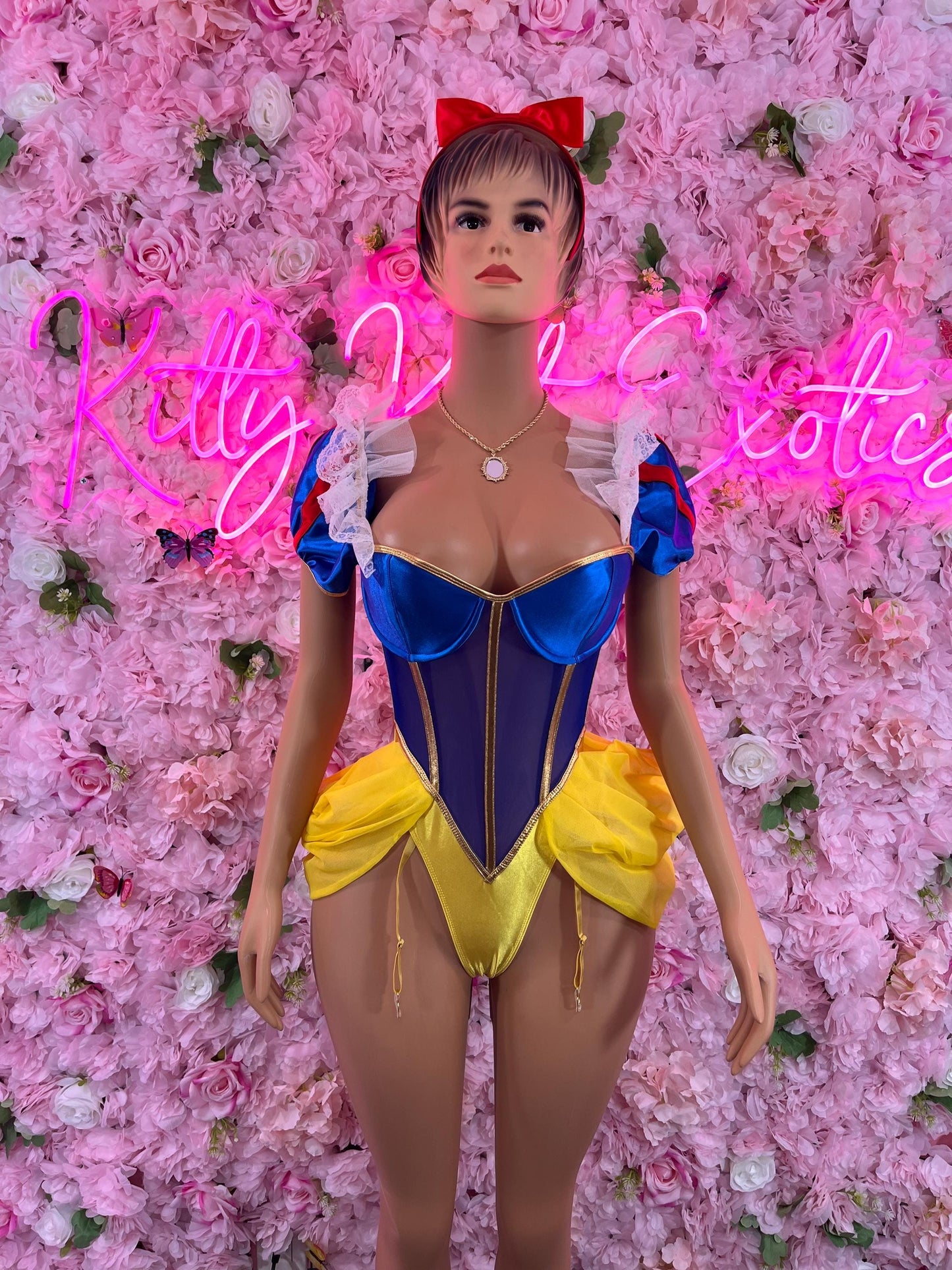 Halloween Costume “Snow White- All Accessories Shown Included ( Small/med)